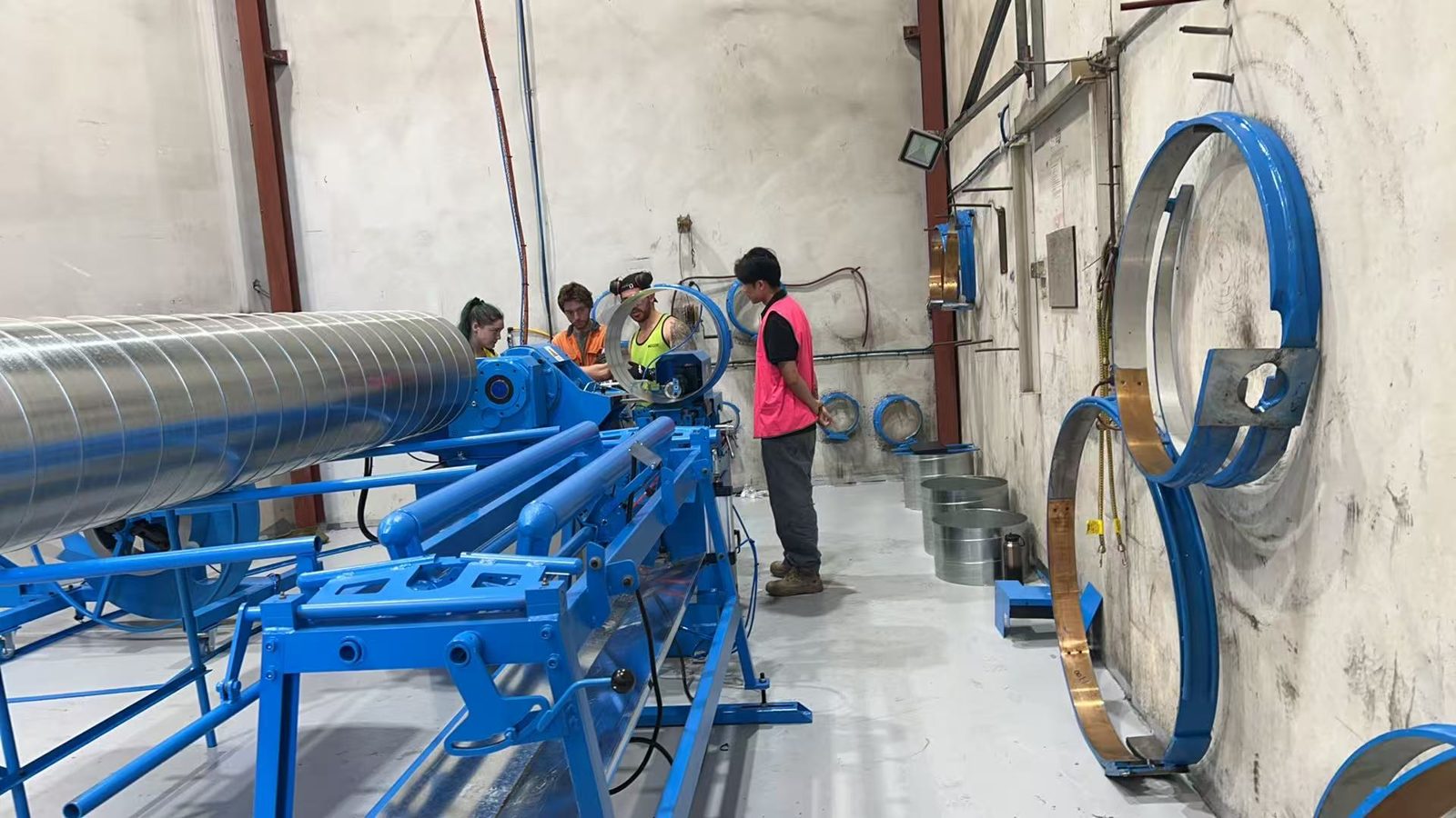Spiral duct coming off the SBTF-1602 with the crew at the machine